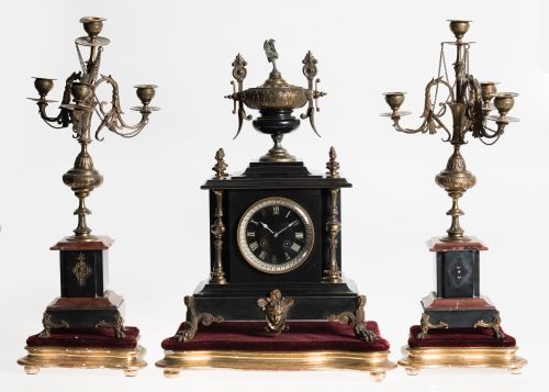 Guarnición de reloj y pareja de candelabros estilo Napoleón