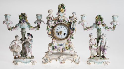 Guarnición de reloj y candelabros siguiendo modelos de Meis