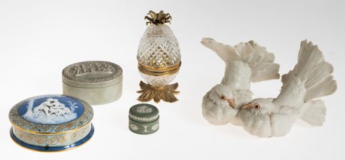 Lote compuesto por tres cajas y encendedor de mesa, S.XX