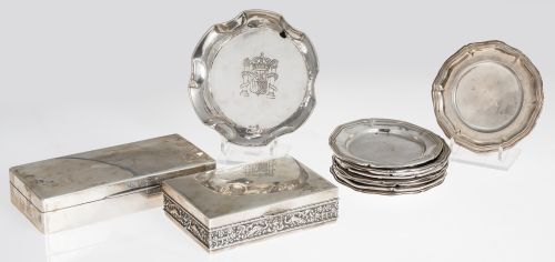Lote de plata contrastada compuesto por dos cajas y un cent