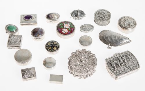Lote de diecinueve cajitas de plata española y mexicana, S.