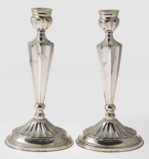 Pareja de candeleros de plata española, ley 916, J. Pérez F