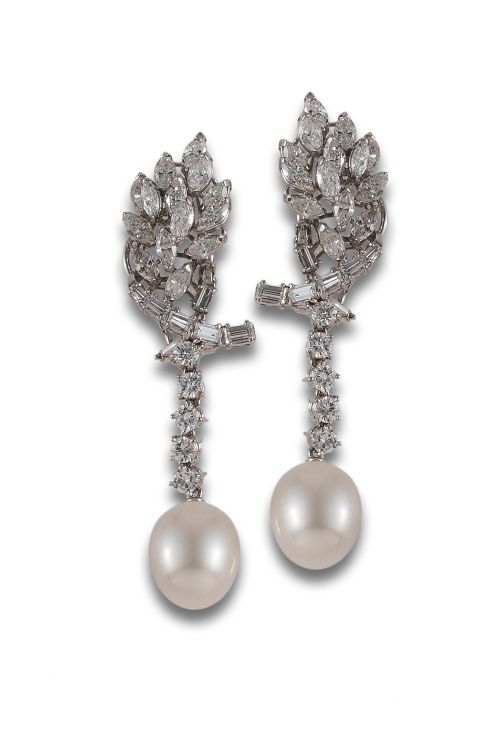 PENDIENTES LARGOS DE ORO, DIAMANTES Y PERLAS.