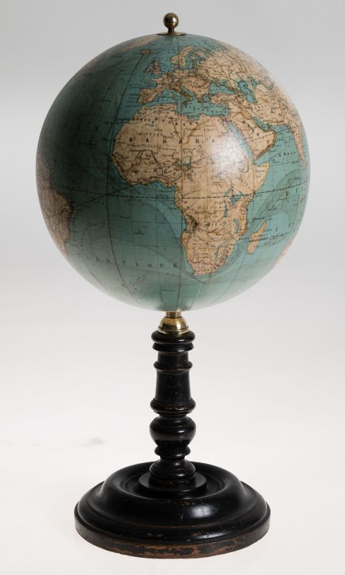 Globo terráqueo en papier maché litografiado sobre pie de m