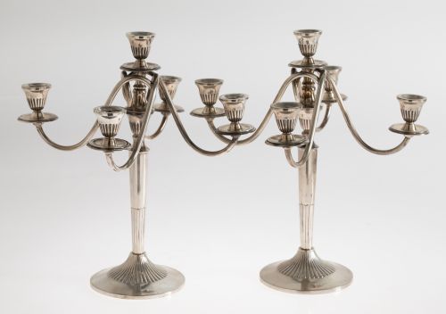 Pareja de candelabros de plata contrastada, España, segunda