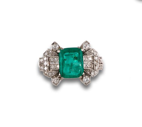 SORTIJA DE PLATINO CON ESMERALDA COLOMBIANA Y DIAMANTES