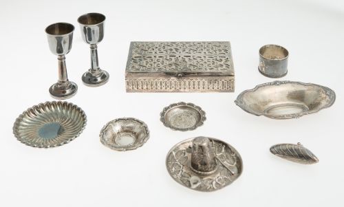 Lote de diez piezas de plata de diferentes leyes y manufact