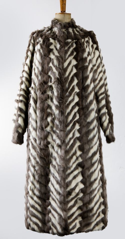 Abrigo en piel de ardilla en tono gris y blanco, reversible