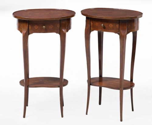 Pareja de mesas ovaladas auxiliares de estilo transición de