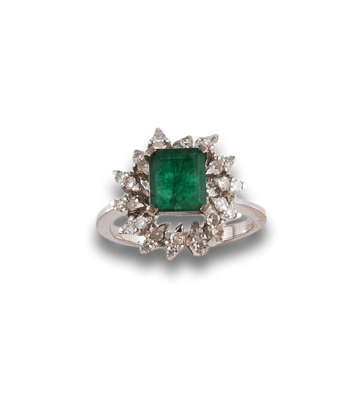 SORTIJA ROSETON ORO BLANCO CON ESMERALDA Y DIAMANTES