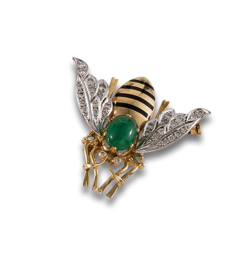 BROCHE ABEJA DE ORO, ESMERALDA Y DIAMANTES.
