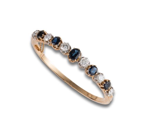BRAZALETE SEMIRRÍGIDO DE OA CON ZAFIROS Y DIAMANTES