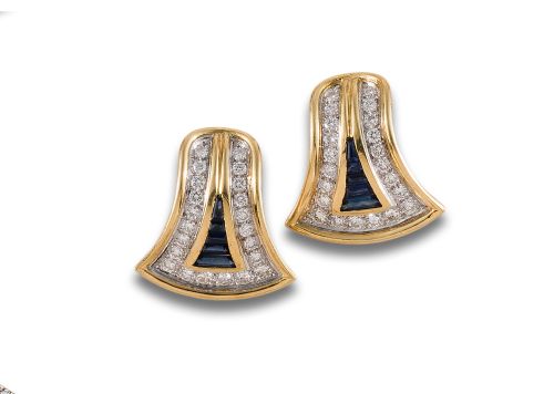 PAREJA DE PENDIENTES DE ORO CON DIAMANTES Y ZAFIROS.