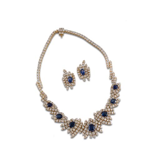 CONJUNTO DE COLLAR Y PENDIENTES DE ORO, ZAFIROS Y DIAMANTES.