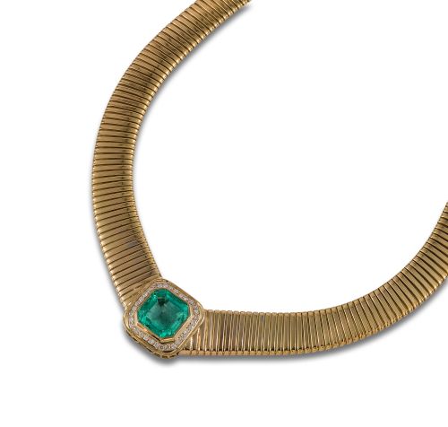 GARGANTILLA DE ORO CON DIAMANTES Y ESMERALDA COLOMBIANA.