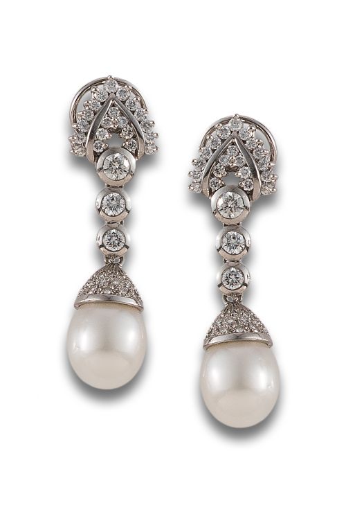 PAREJA DE PENDIENTES DE ORO, DIAMANTES Y PERLAS.