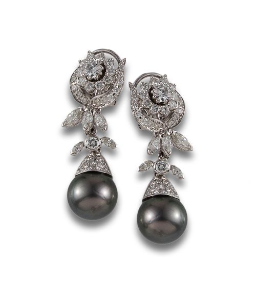PAREJA DE PENDIENTES DE ORO, DIAMANTES Y PERLAS TAHITÍ.