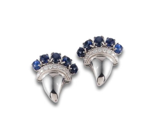 PAREJA DE PENDIENTES DE ORO, ZAFIROS Y DIAMANTES.