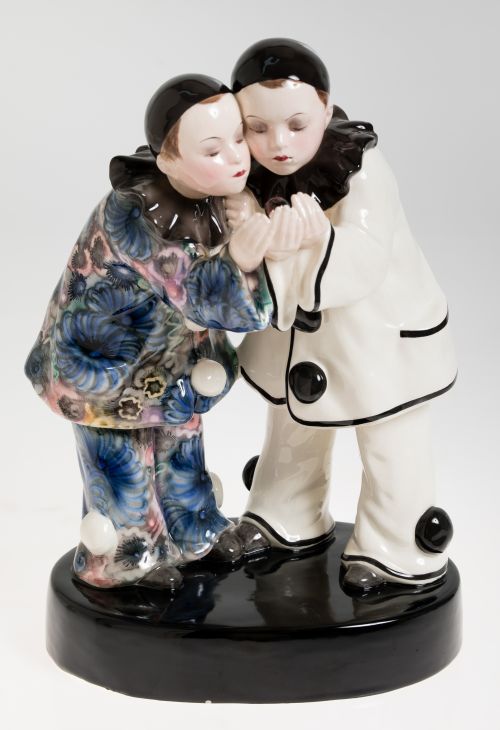 "Pierrots", grupo escultórico de loza esmaltada y vidriada,