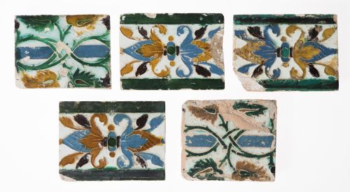 Conjunto de cinco azulejos de cerámica de arista, S.XVI-XVI