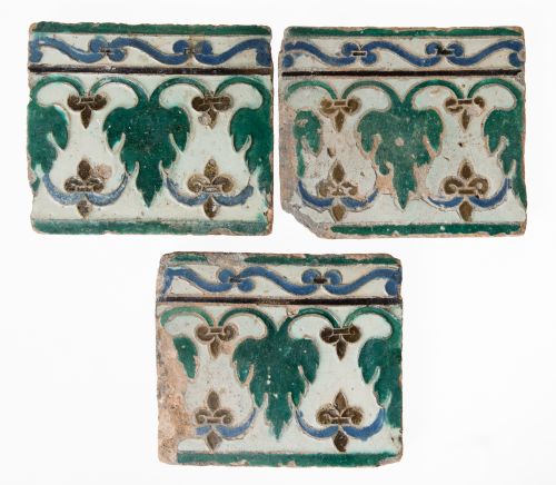 Conjunto de tres azulejos de cerámica de arista, S.XVI-XVII