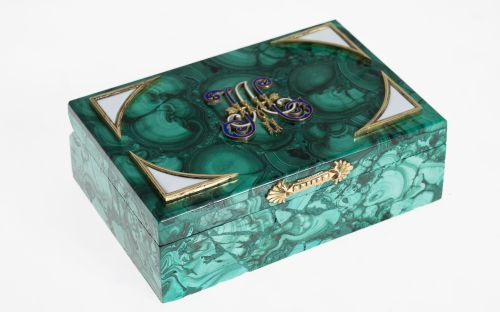 Caja de malaquita con plata dorada y esmaltes estilo Faberge