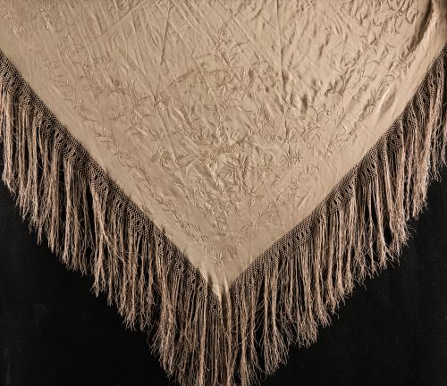 Mantón chino de los llamados de Manila, en seda de color to