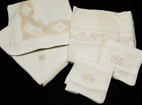 Mantelería en lino curdo con bordado beige