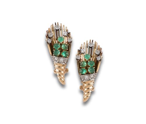 PAREJA DE PENDIENTES AÑOS 50 DE ORO, ESMERALDAS Y DIAMANTES.