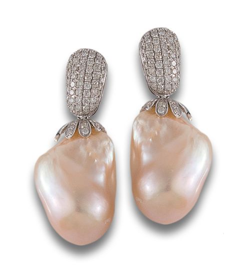PENDIENTES DE ORO BLANCO CON PERLA BARROCA Y DIAMANTES