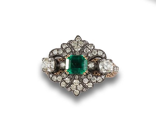 SORTIJA ORO AMARILLO CON DIAMANTES Y ESMERALDAS