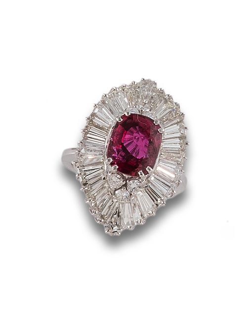 SORTIJA BAILARINA DE ORO, RUBÍ Y DIAMANTES.