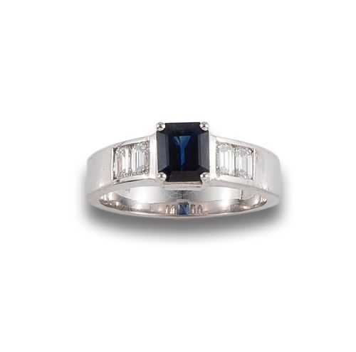 SORTIJA DE ORO CON ZAFIRO Y DIAMANTES.