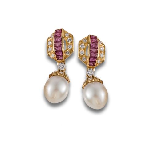 PAREJA DE PENDIENTES DE ORO, RUBÍES, DIAMANTES Y PERLAS.
