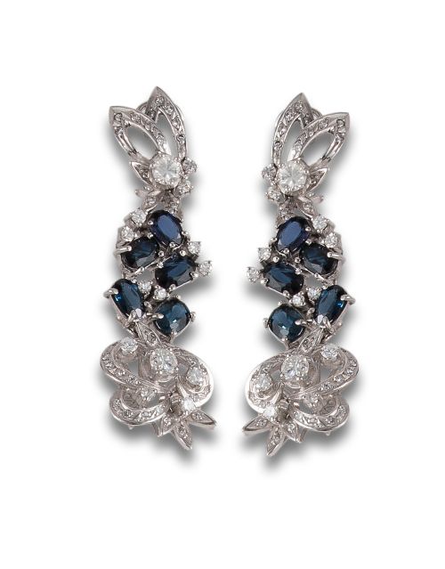PENDIENTES LARGOS DE ORO, DIAMANTES Y ZAFIROS.