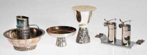 Lote de cinco piezas litúrgicas de metal, España, años 70