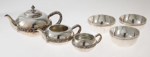 Lote de tres lavafrutas de plata con perfiles ingletados, l