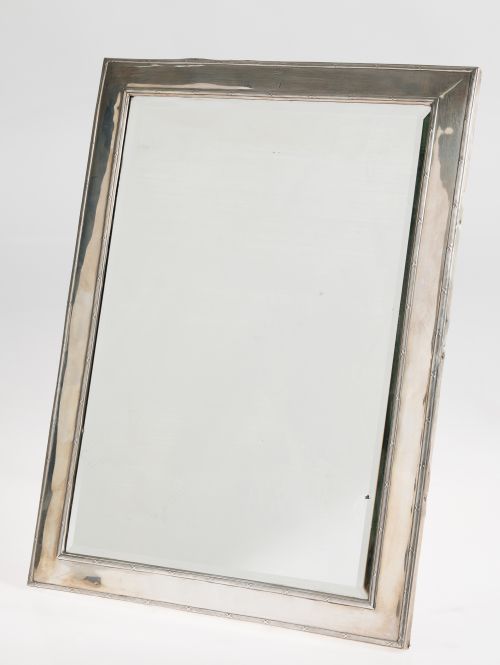 Espejo de sobremesa con marco de plata, S. XX