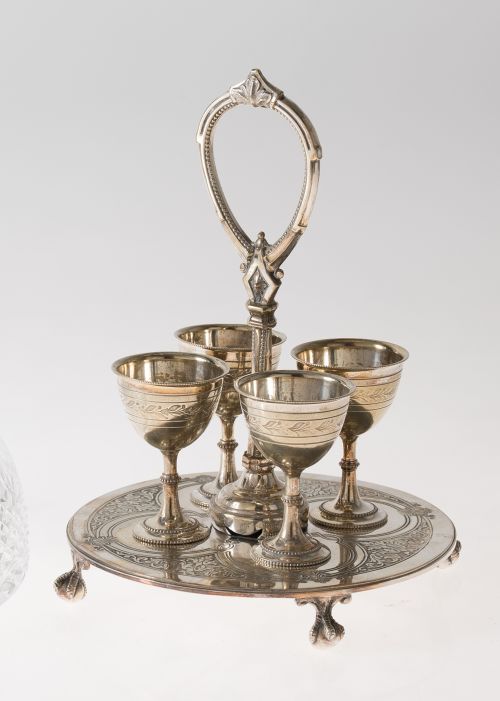 Hueveras con presentador de metal plateado, Inglaterra, S. 