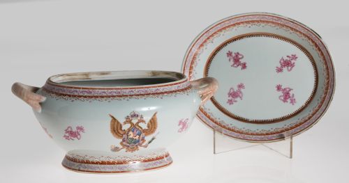 Sopera con presentador siguiendo modelos de Compañía de Ind