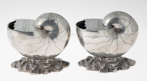 Pareja de ceniceros de metal plateado en forma de nautilus,