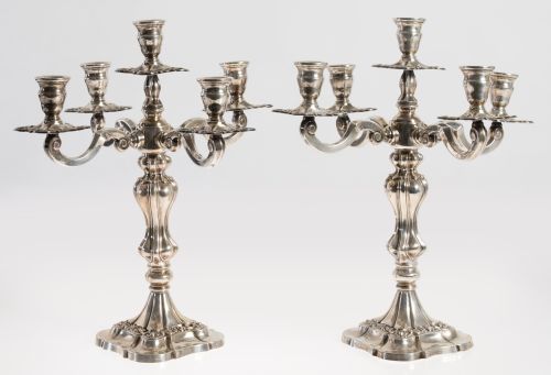 Pareja de candelabros de estilo Luis XV de plata española, 