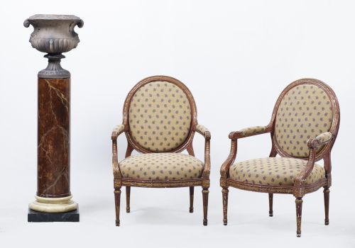 Copa patinada simulando hierro sobre pedestal simulando már