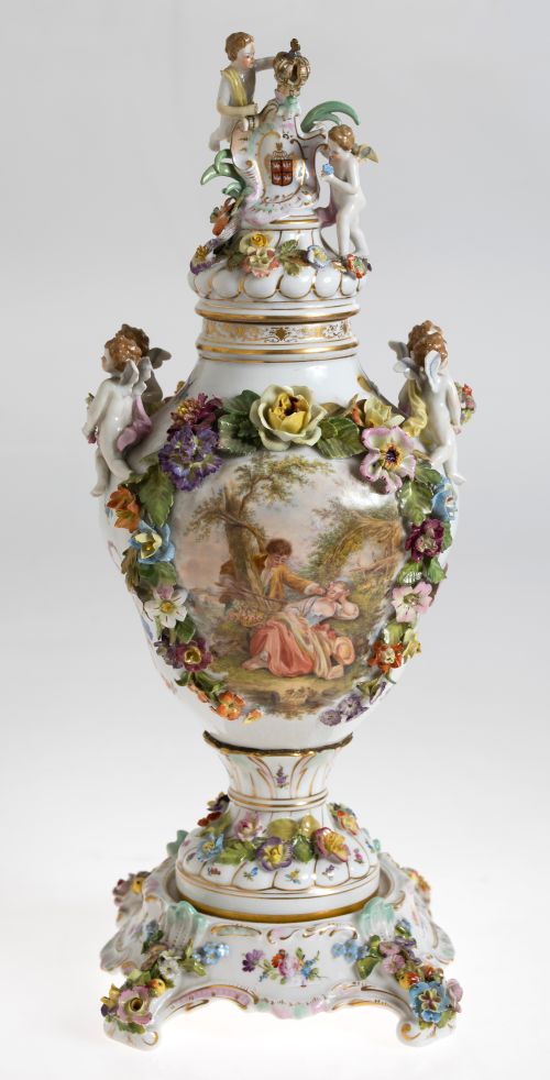 Jarrón de porcelana cetroeuropea siguiendo modelos de Meiss