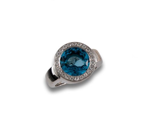 SORTIJA DE ORO BLANCO CON TOPACIO Y DIAMANTES.