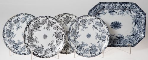 Fuente y cuatro platos de la fábrica de loza de Cartagena, 