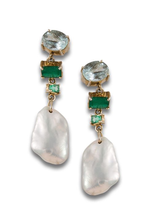 PENDIENTES DE PLATA DORADA CON AGUAMARINAS, ESMERALDAS Y PE