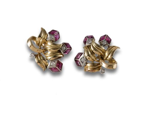 PENDIENTES AÑOS CUARENTA DE ORO, RUBIES Y DIAMANTES.