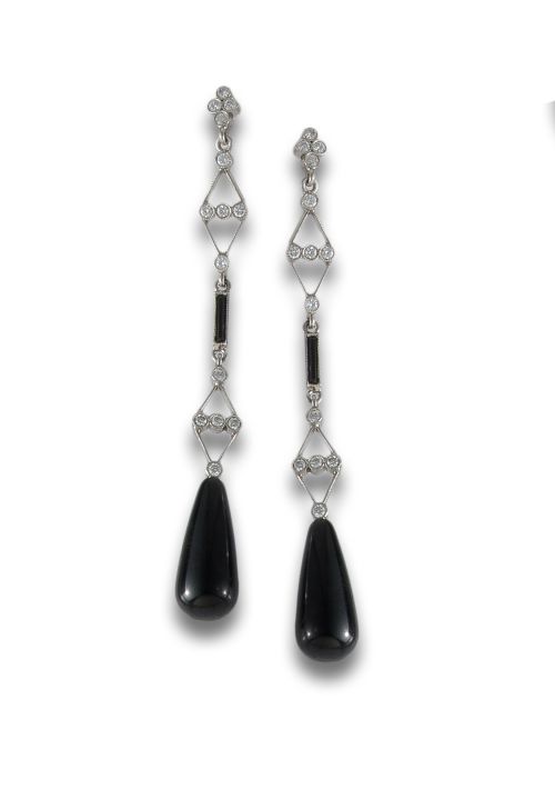 LONG EARRINGS MADE OF PLATINUM, DIAMONDS AND ONYX.