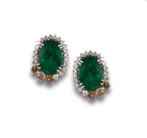 PENDIENTES DE ORO CON ESMERALDAS Y DIAMANTES.
